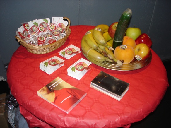 Table with info material, lollipops and badges